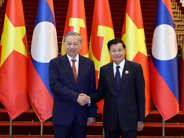 Vietnamese, Lao Parties look to step up cooperation, strategic cohesion