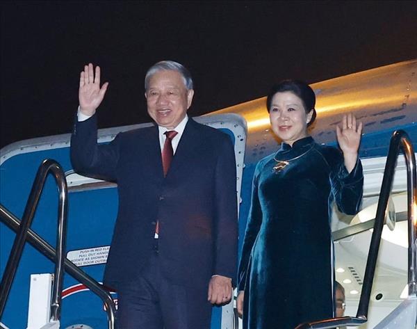 Le leader du Parti Tô Lâm termine avec succès sa visite dÉtat au Laos