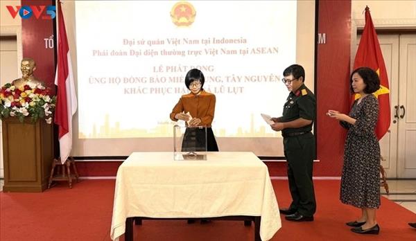 សហគមន៍ជនវៀតណាមនៅឥណ្ឌូនេស៊ីចែករំលែកការលំបាកជាមួយប្រជាជននៅតំបន់ដែលរងគ្រោះដោយគ្រោះមហន្តរាយ