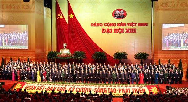 ຈາກ​ການ​ຄຸ້ມ​ຄອງ​ຮອດ​ການ​ບໍ​ລິ​ຫານ: ບ້າດ​ກ້າວເດີນໃນດ້ານ​ຈິນ​ຕະ​ນາ​ການ