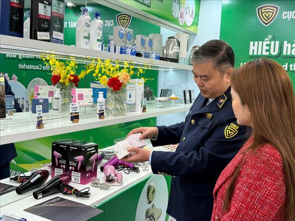 政府例行记者会：拟提高违法成本 强化化妆品制假售假行为震慑