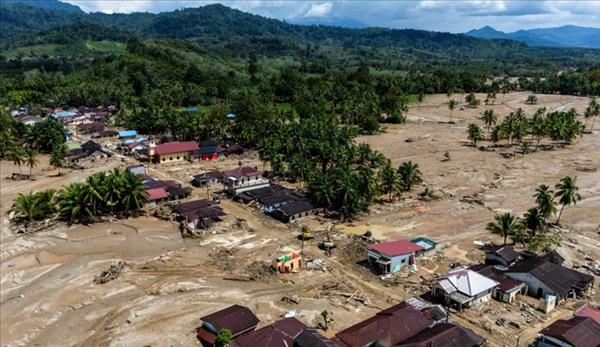 ມີກວ່າ 900 ຄົນເສຍຊີວິດຍ້ອນນ້ຳຖ້ວມ ແລະ ດິນເຊາະເຈື່ອນຢູ່ ອິນໂດເນເຊຍ