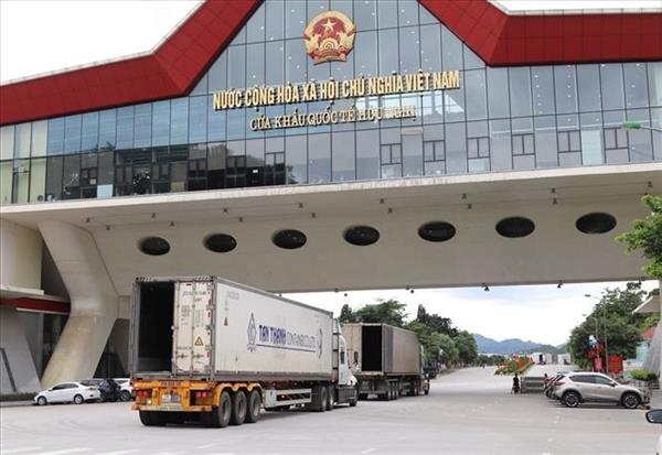 Vietnam y China ponen a prueba transporte de carga en frontera de Lang Son