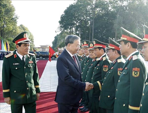 លោកអគ្គលេខាបក្ស តូ ឡឹម ចូលរួមពិធីរំលឹកខួបលើកទី ៨០ ទិវាប្រពៃណីរបស់កងកម្លាំងប្រដាប់អាវុធនៃយោធភូមិភាគទី ៩