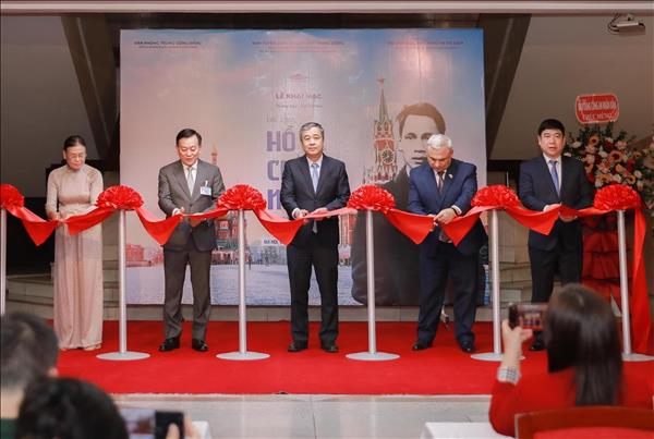 Khai mạc trưng bày chuyên đề Dấu chân Hồ Chí Minh trên quê hương Cách mạng Tháng Mười