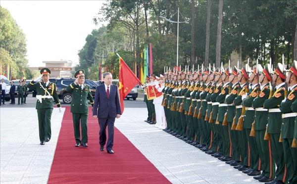 ທ່ານເລຂາທິການໃຫຍ່ ໂຕເລິມ ເຂົ້າຮ່ວມພິທີສະເຫຼີມສະຫຼອງ 80 ປີແຫ່ງວັນມູນເຊື້ອກຳລັງປະກອບອາວຸດທະຫານເຂດ 9