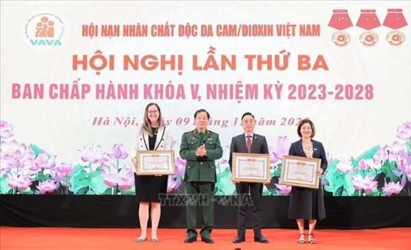 កៀងគរការឧបត្ថម្ភអន្តរជាតិសម្រាប់ជនរងគ្រោះដោយសារ​​ធាតុគីមី​ពុល​ពណ៌លឿងទុំ/ឌីអុកស៊ីន