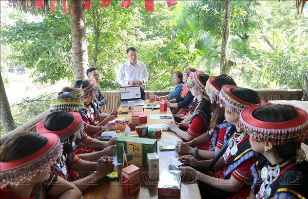 ដ៏វិសេសវិសាលនៃបច្ចេកទេសរវៃអំបោះរបស់នារីជនជាតិ យ៉ាវ នៅខេត្ត ឡាយចូវ