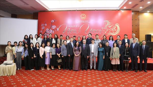 越南外交部举行外国驻越代表机构和媒体见面会