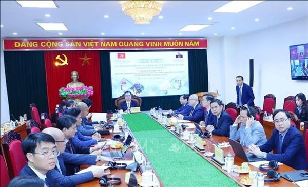 Vietnam y Cuba realizan intercambio teórico sobre el liderazgo del Partido en la estabilidad macroeconómica