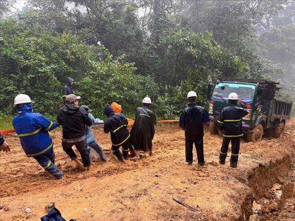 政府总理要求紧急解决灾害后果、恢复生产经营、促进消费，保障民众春节需求