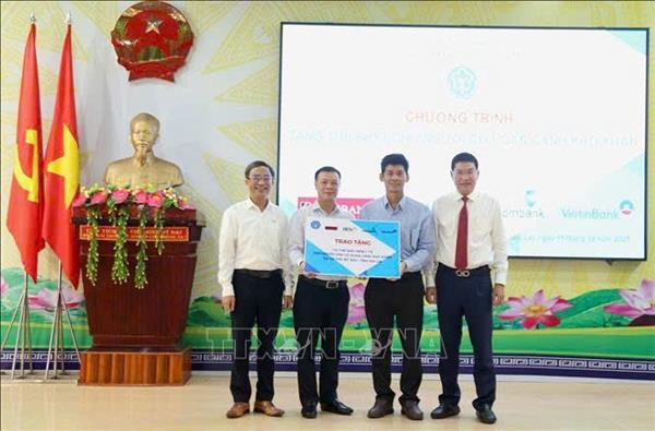 ມອບ​ບັດ​ປະ​ກັນ​ສຸ​ຂະ​ພາບ​ໃຫ້​ແກ່​ປະ​ຊາ​ຊົນ​ຜູ້ປະ​ສົບ​ກັບ​ຄວາມ​ຫຍຸ້ງ​ຍາກ​ຢູ່​ເຂດ​ພາ​ຍຸ​ນ້ຳ​ຖ້ວມ