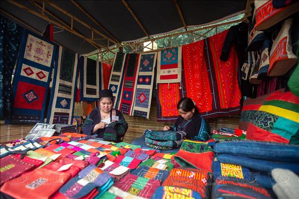 Lan tỏa sắc màu văn hóa Mông