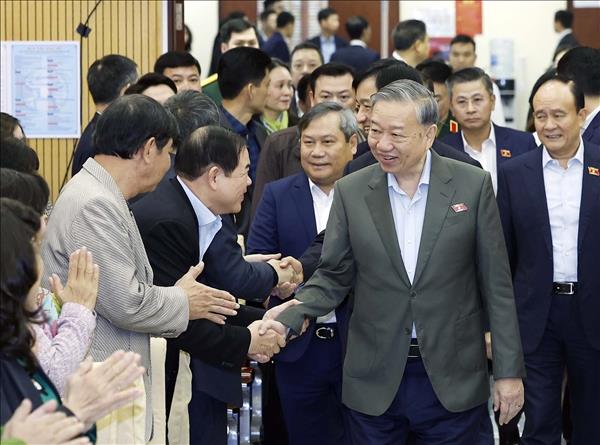 Le secrétaire général du Parti à lécoute délecteurs à Hung Yen