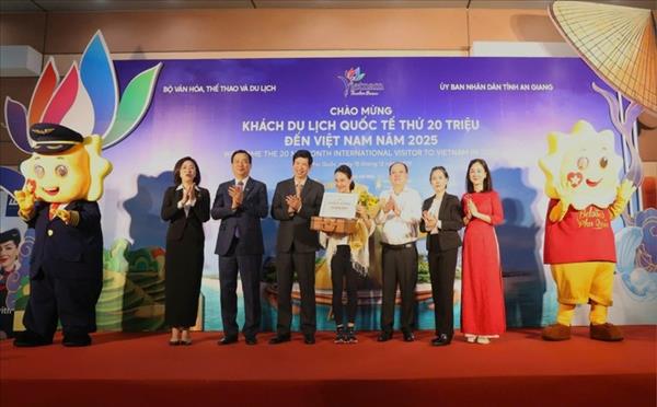 ຫວຽດ​ນາມ ຕ້ອນ​ຮັບ​ແຂກ​ທ່ອງ​ທ່ຽວ​ສາ​ກົນ​ຜູ້​ທີ 20 ລ້ານ