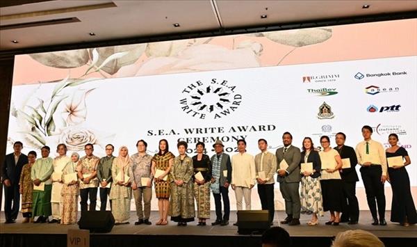 ນັກປະພັນວັນນະຄະດີ ຫວຽດນາມ 2 ທ່ານໄດ້ຮັບລາງວັນ ວັນນະຄະດີ ອາຊີຕາເວັນອອກສ່ຽງໃຕ້ 2024 – 2025