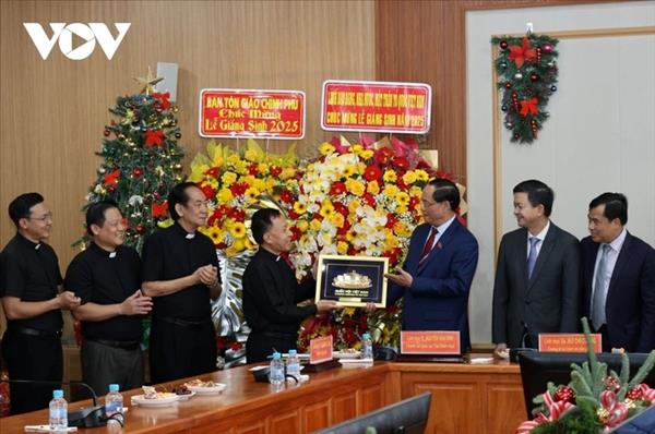 ថ្នាក់ដឹកនាំបក្សនិងរដ្ឋ អញ្ជើញជូនពរសហគមន៍កាតូលិកនិងប្រូតេស្តង់ ក្នុងឱកាសបុណ្យណូអែល