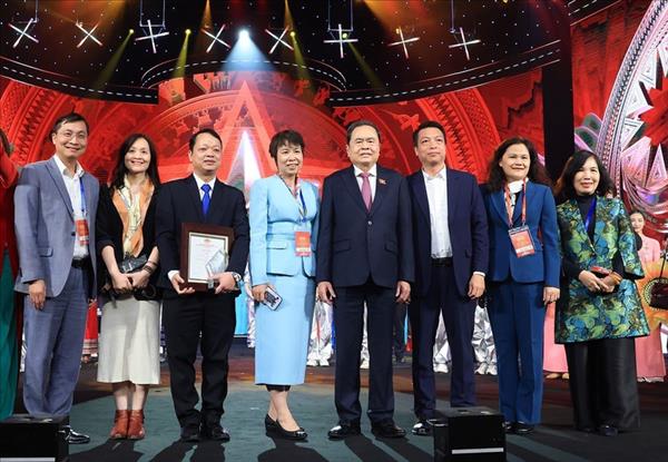 Fourth Dien Hong Awards honours 64 outstanding journalistic works