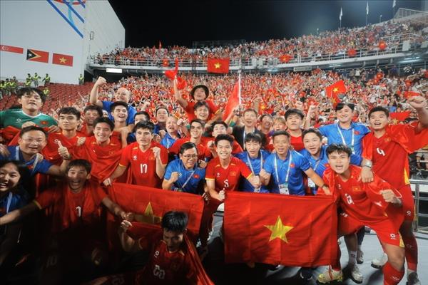 PM congratulates U22 mens football, womens futsal teams on SEA Games 33 golds