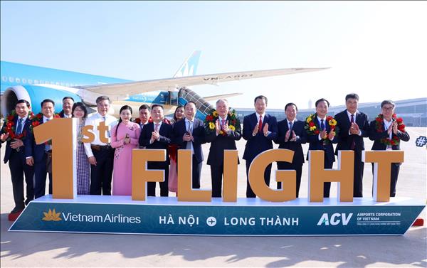 Vietnam Airlines thực hiện chuyến bay chở khách đầu tiên tại sân bay Long Thành