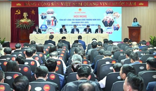 ນາ​ຍົກ​ລັດ​ຖະ​ມົນ​ຕີ ຟ້າມ​ມິງ​ຈິງ ຮຽກ​ຮ້ອງ​ຂະ​ແໜງ​ອຸດ​ສາ​ຫະ​ກຳ ແລະ ການ​ຄ້ານຳ​ໜ້າ​ໃນ 6 ປະ​ການ