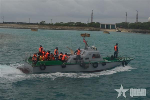Naval region 4 safely brings 52 fishermen to Song Tu Tay island