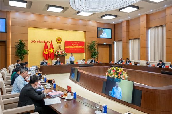 ປະ​ທາ​ນ​ສະ​ພາ​ແຫ່ງ​ຊາດ ເປັນ​ປະ​ທານ​ກອງ​ປະ​ຊຸມ ຕຳ​ໜິ​ຕິ​ຊົມ, ຕີ​ລາ​ຄາ, ຈັດ​ອັນ​ດັບ​ໝູ່​ຄະ​ນະ ແລະ ສ່ວນ​ບຸກ​ຄົນ