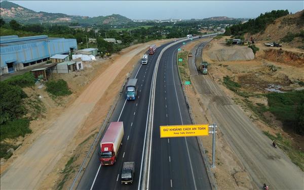 Rà soát, đầu tư nâng cấp hoàn thiện các tuyến đường bộ cao tốc đã đầu tư theo quy mô phân kỳ