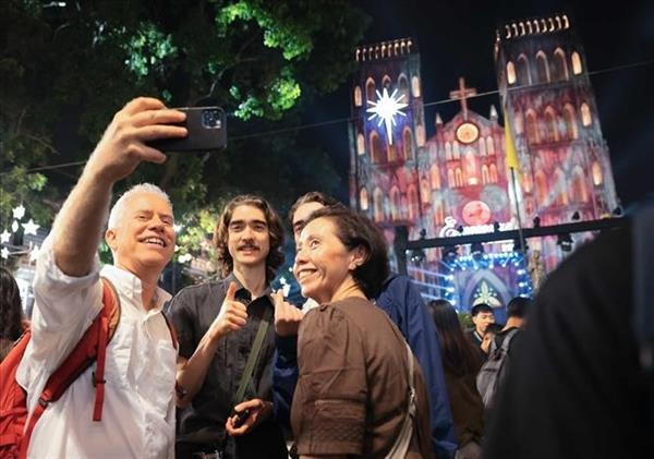 越南各地彩灯璀璨 迎圣诞