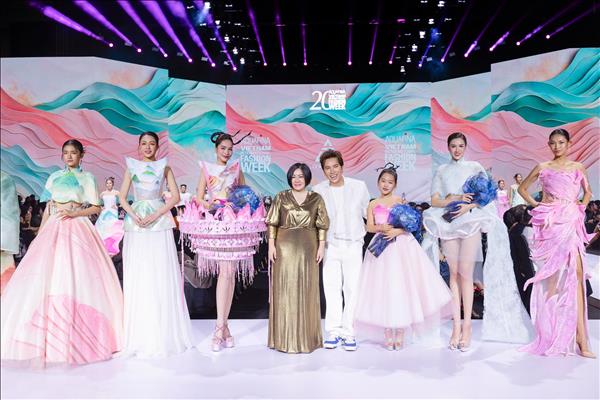 Nhà thiết kế Ivan Trần đưa núi rừng Hà Giang lên sàn diễn thời trang