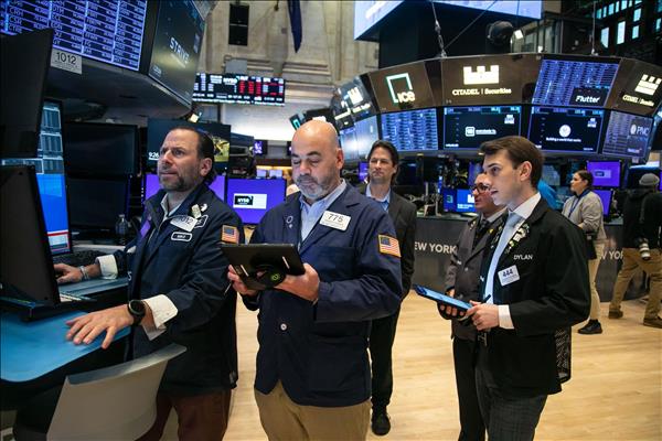 Các chỉ số chứng khoán Mỹ diễn biến trái chiều sau động thái của Tổng thống Trump