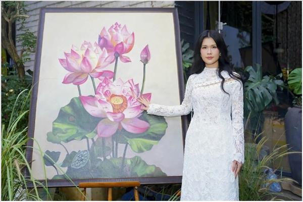 Une peinture de lotus représentant les 54 ethnies du Vietnam en forme de record
