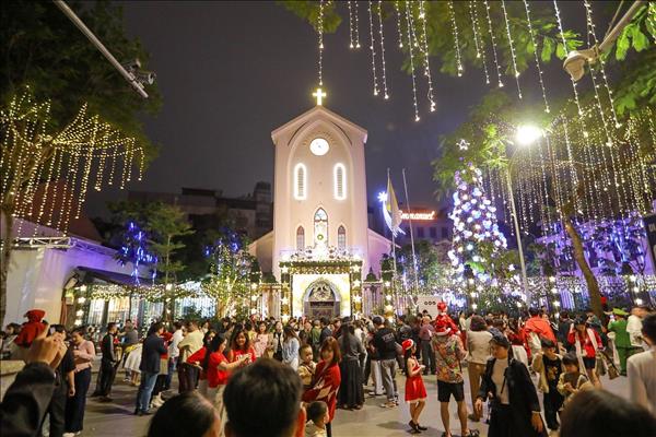 Giáng sinh 2025: Hà Nội rộn ràng trong ánh sáng và sự ấm áp