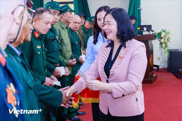 Vietnam entregará casi 30.000 regalos a personas pobres y trabajadores por Tet