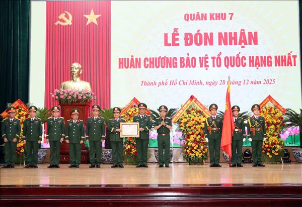 Lực lượng vũ trang Quân khu 7 đón nhận Huân chương Bảo vệ Tổ quốc hạng Nhất