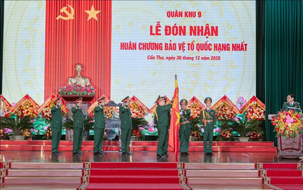 Bộ Tư lệnh Quân khu 9 đón nhận Huân chương Bảo vệ Tổ quốc hạng Nhất