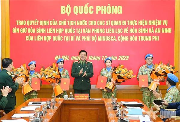 ប្រគល់សេចក្តីសម្រេចជូននាយទាហានចំនួន ៤រូប ទៅបំពេញបេសកកម្មរក្សាសន្តិភាពរបស់អង្គការសហប្រជាជាតិ