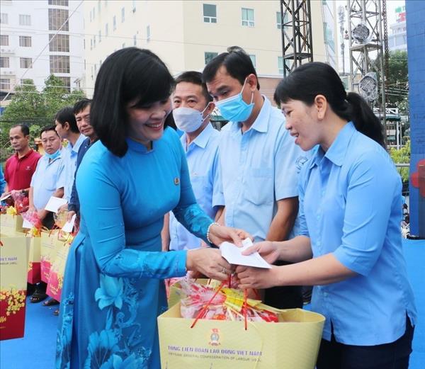 Hanoi entregará cerca de 90.000 regalos del Tet a personas necesitadas