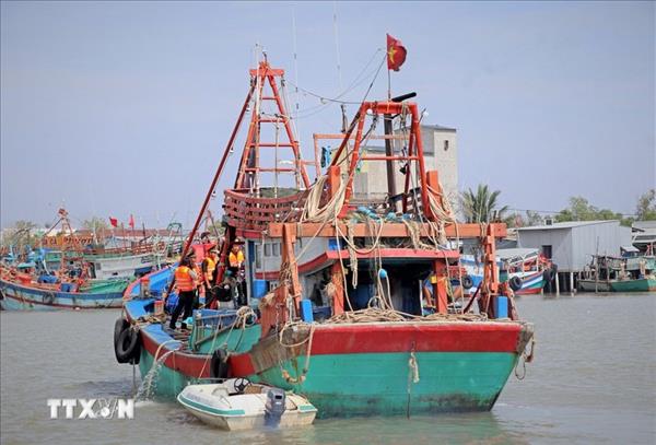 Quang Ngai soutient la reconversion professionnelle des bateaux de pêche