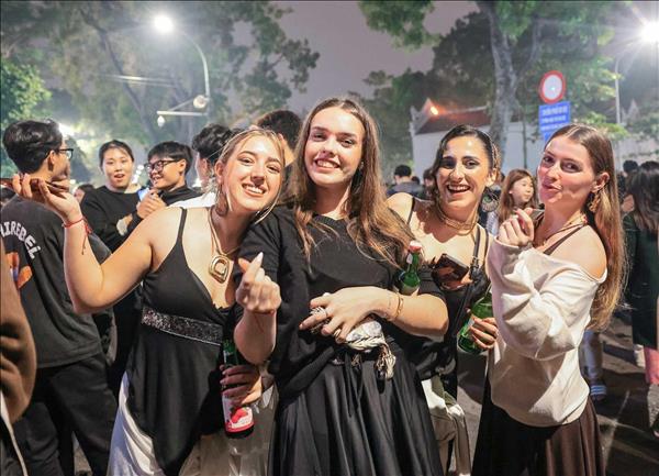 Extranjeros disfrutan la vibrante llegada de 2026 en la capital vietnamita