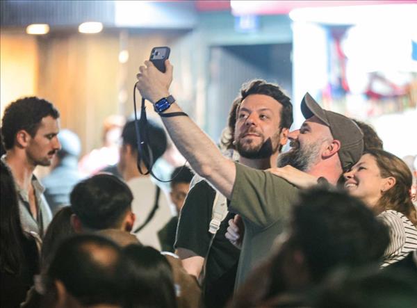 Les visiteurs internationaux senthousiasment de célèbrer le Nouvel An 2026 à Hanoi