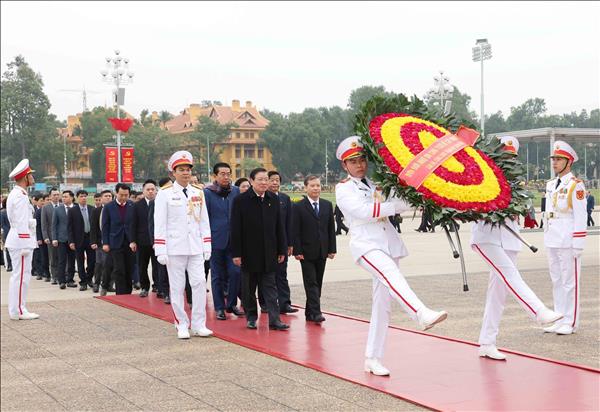Đoàn cán bộ ngành Nội chính Đảng viếng Lăng Chủ tịch Hồ Chí Minh, dâng hương các anh hùng liệt sĩ và Cố Tổng Bí thư Trường Chinh