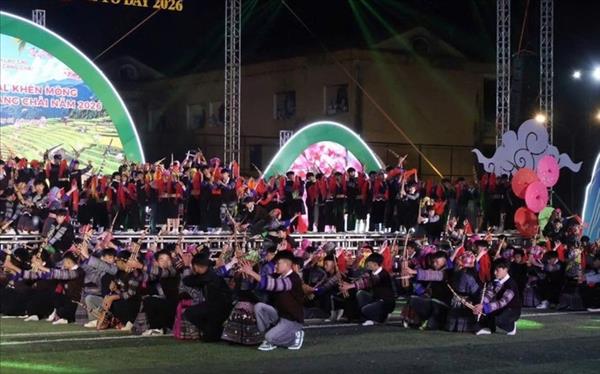 ນຳ​ ໝູ່​ກາງ​ຈາຍ ກາຍ​ເປັນ​ສະ​ຖານ​ທີ່​ທ່ອງ​ທ່ຽວ​ພົ້ນ​ເດັ່ນ​ຢູ່​ທາງ​ທິດ​​ຕາ​ເວັນ​ຕົກ​ພາກເໜືອຂອງ ຫວຽດ​ນາມ