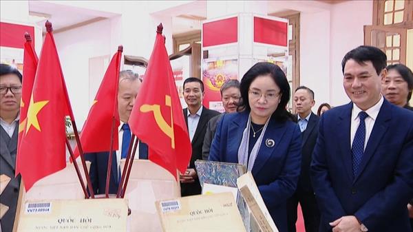 越南国会——建设与发展80年历程资料展在河内举行