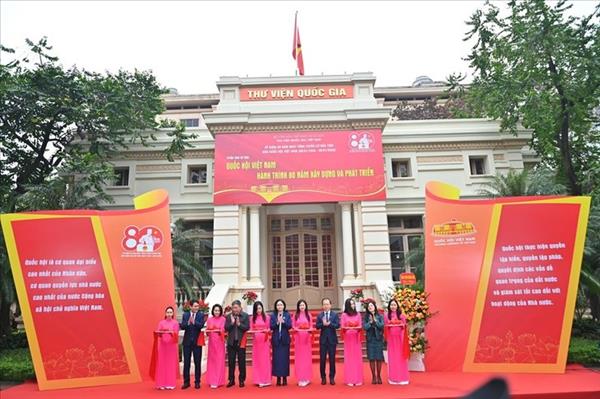 ມີ​ວັດ​ຖຸເອ​ກະ​ສານ​ກ່​ວາ 800 ຢ່າງ ໄດ້​ວາງ​ສະ​ແດງ​ຢູ່​ງານ​ວາງ​ສະ​ແດງ ສະ​ພາ​ແຫ່ງ​ຊາດ ຫວຽດ​ນາມ - ວິ​ວັດ​ການ 80 ປີ​ແຫ່ງວັນ​ສ້າງ​ສາ ແລະ ພັດ​ທະ​ນາ