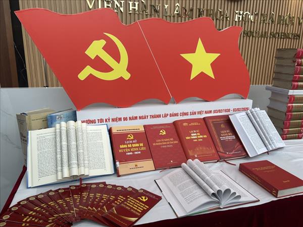 越南国会——80年建设与发展历程文献展向公众介绍近800件资料