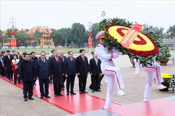 Dirigentes de Vietnam rinden tributo al Presidente Ho Chi Minh en el 80 aniversario de primeras elecciones generales