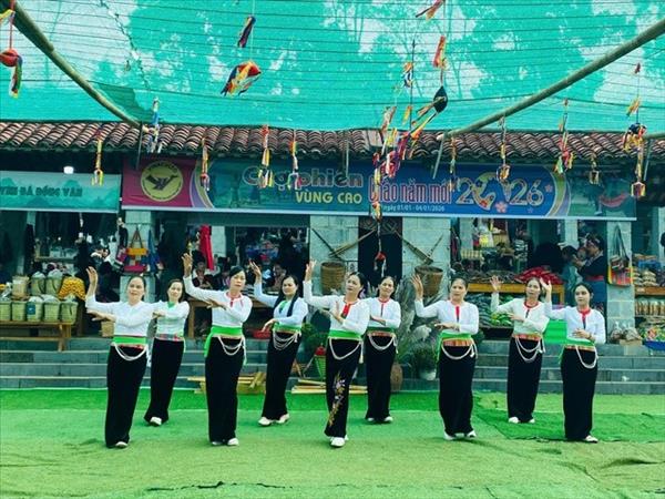 ເຂົ້າຮ່ວມ ບຸນເຕັດເຂດບ້ານ ທີ່ມ່ວນຊື່ນພ້ອມກັບວົງຄະນະຍາດຊາວເຜົ່າ ຢູ່ບ້ານວັດທະນະທຳ - ທ່ອງທ່ຽວບັນດາເຜົ່າ ຫວຽດນາມ