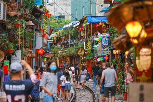 Hanoi proposes halting passenger trains through railway café street