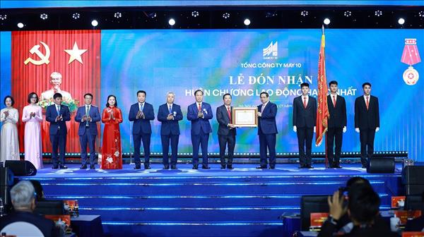 Thủ tướng Phạm Minh Chính: May 10 phải trở thành tập đoàn thời trang quốc tế